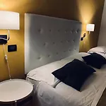 A Due Passi Dal Ponte בית הארחה 3*