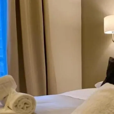 A Due Passi Dal Ponte Guest house